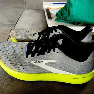 Brooks Men Tennis Shoes size 10